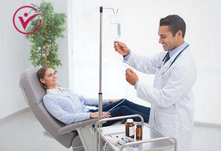 Врач делает капельницу пациенту
