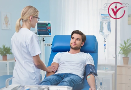 врач делает капельницу пациенту